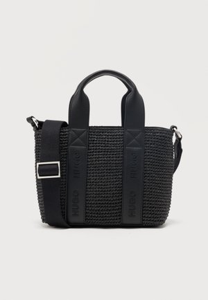 Sac à main noir tissé avec deux poignées courtes en cuir, une bandoulière réglable et des bandes verticales en cuir embossées du logo "HUGO".