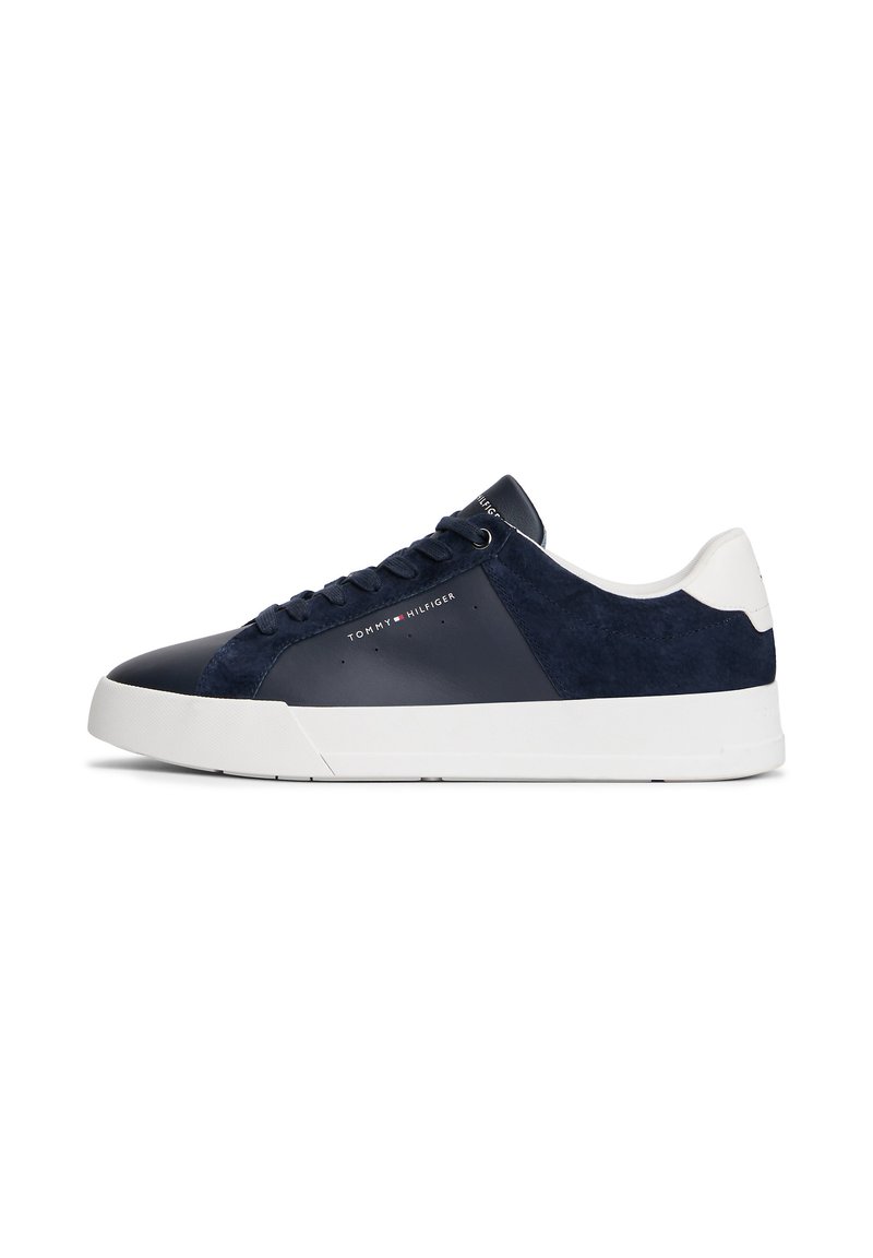Sneaker pentru bărbați, tip low-top, din piele și nubuc de culoare albastru marin, cu talpă de cauciuc albă, șireturi și logo-ul Tommy Hilfiger pe lateral.