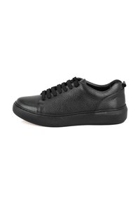 Schwarze Ledersneaker mit strukturiertem Obermaterial und runder Zehenpartie. Ausgestattet mit schwarzen Schnürsenkeln, einer flachen Sohle und minimalistischem Design.