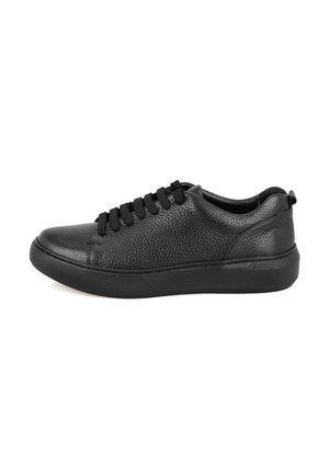 Baskets en cuir noir avec surface texturée et bout rond. Présentent des lacets noirs, une semelle plate et un design minimaliste.