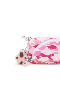 Una pochette zip con motivi astratti in multicolore, caratterizzata da un motivo rosa e bianco, con un soffice charm rosa attaccato, somigliante a una figura giocosa.