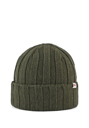 Strikket beanie i mørkegrøn, med lodret ribbet design, foldet kant og lille logo-patch med et rødt blad. Blødt, tekstureret uldmateriale.