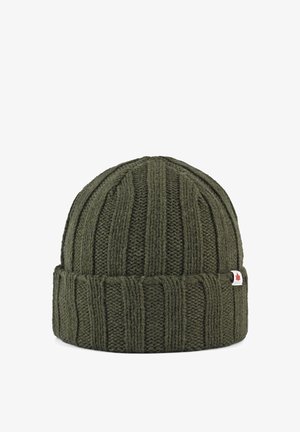 Czapka dzianinowa w ciemnozielonym kolorze, z pionowym prążkowanym wzorem, z zawiniętym mankietem oraz małą naszywką z czerwonym liściem. Miękki, teksturowany materiał wełniany.