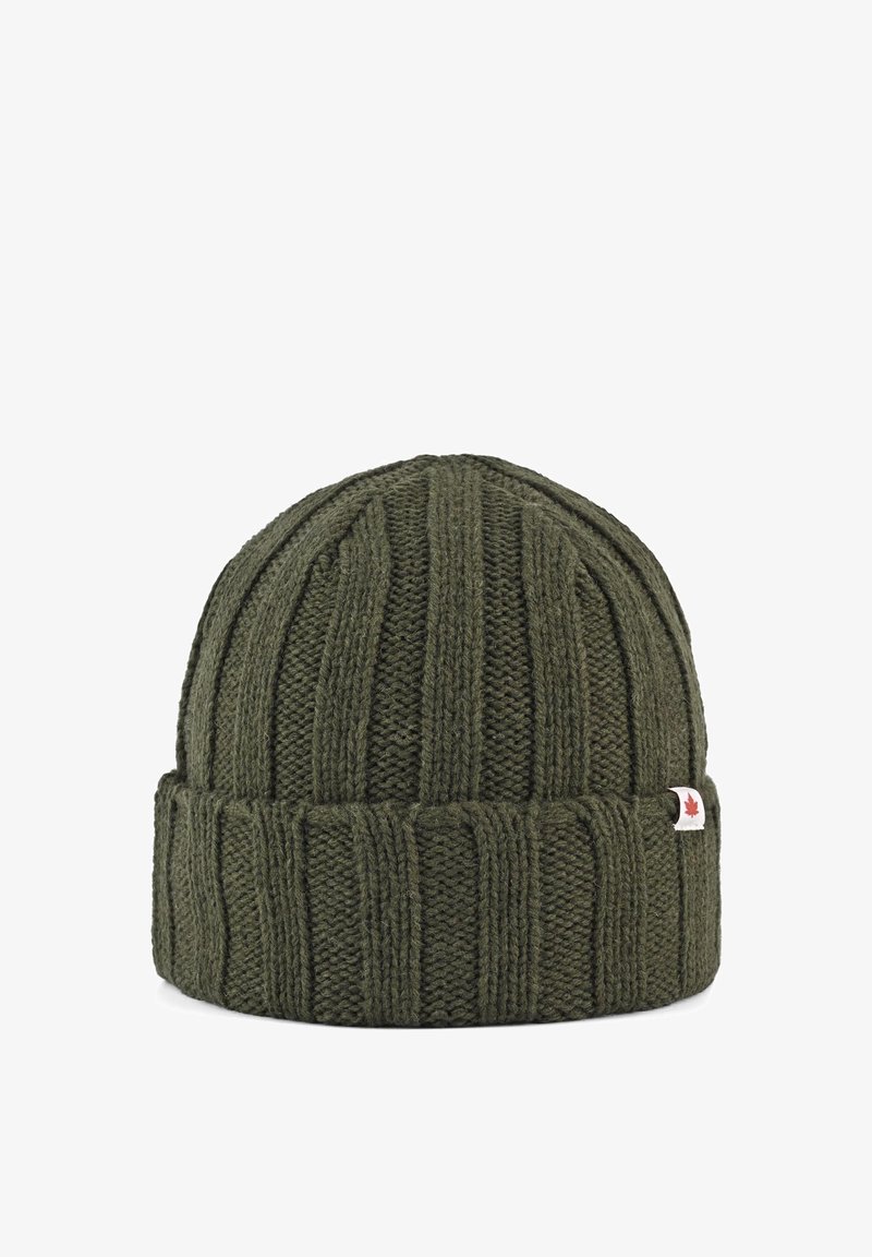 Gorro de punto en verde oscuro, con diseño de canalé vertical, puño doblado y pequeño parche de logo con una hoja roja. Material de lana suave y texturizada.