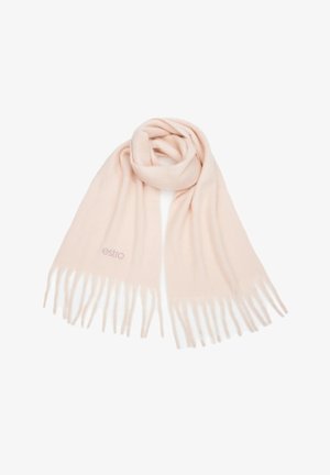 Jasnoróżowy, miękki szal z frędzlami na końcach, luźno złożony, z małym haftowanym napisem "estro" po jednej stronie.