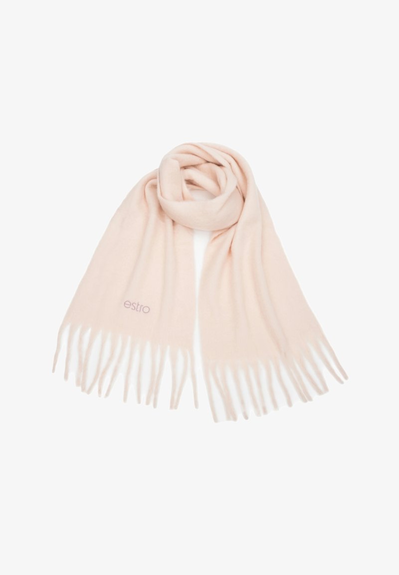 Jasnoróżowy, miękki szal z frędzlami na końcach, luźno złożony, z małym haftowanym napisem "estro" po jednej stronie.