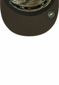 Olivgrüner Hut mit flachem Schirm, ausgestattet mit einem gefütterten camouflagemuster und einem bestickten Logo an der Seite. Das Material wirkt strapazierfähig.
