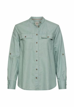Lysegrøn langærmet skjorte med ståkrave, knaplukning foran, to brystlommer med klap og knapdetaljer på ærmer og manchetter.