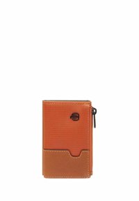 Portafoglio arancione realizzato in tessuto testurizzato con un accento in pelle marrone. Presenta una chiusura con zip e uno slot per carte, con un dettaglio del logo visibile.