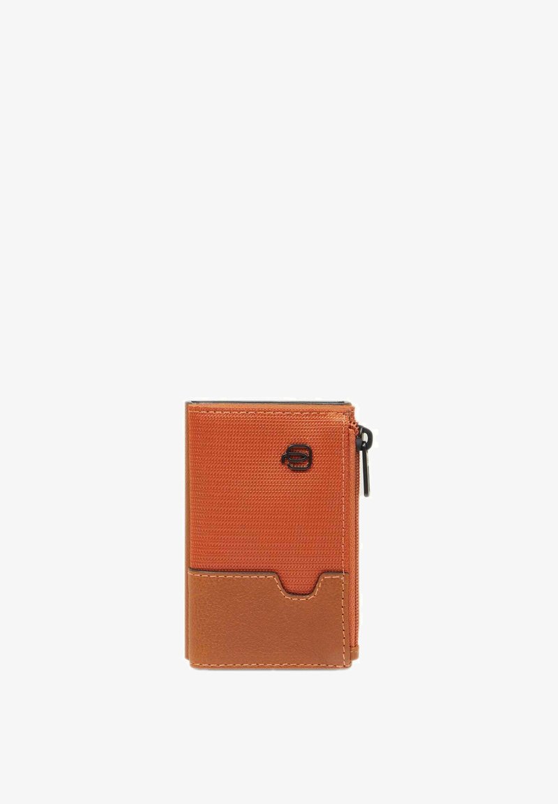 Portafoglio arancione realizzato in tessuto testurizzato con un accento in pelle marrone. Presenta una chiusura con zip e uno slot per carte, con un dettaglio del logo visibile.
