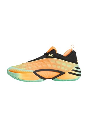 Niedriger Sportschuh in Orange, Schwarz und Minzgrün mit strukturiertem Obermaterial, schwarzen Akzenten und einem Zuglasche an der Ferse.
