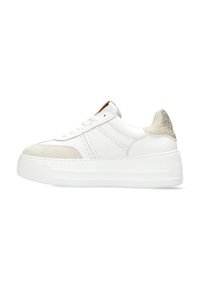 Sneaker bianco con punta in suede, accentuato da un tallone beige testurizzato e lacci piatti. Presenta una suola piatta e dettagli cuciti sui lati.