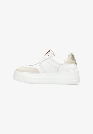 Baskets blanches avec un capuchon en daim, un accent de talon beige texturé et des lacets plats. Elles sont dotées d'une semelle plateforme et de détails cousus sur les côtés.
