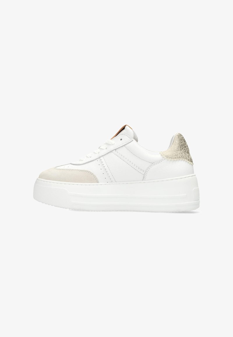 Sneaker bianco con punta in suede, accentuato da un tallone beige testurizzato e lacci piatti. Presenta una suola piatta e dettagli cuciti sui lati.