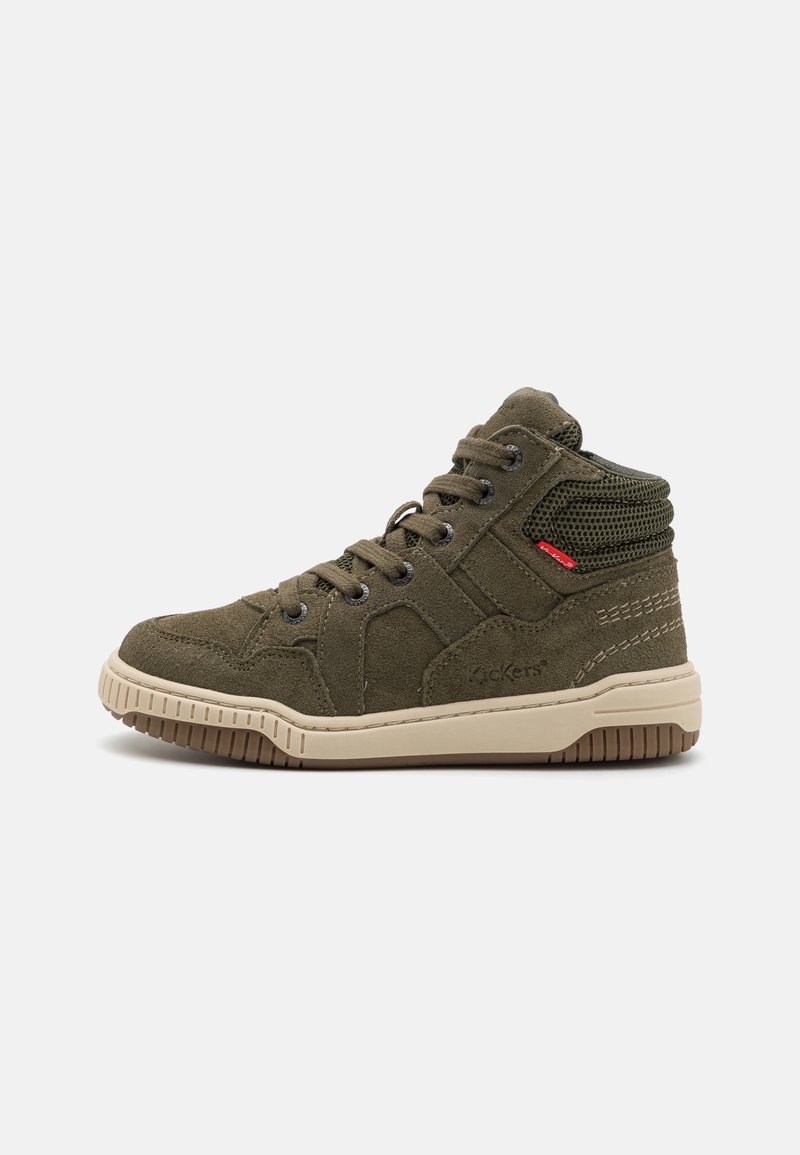 Zapatillas altas de color verde oliva con materiales de ante y malla, puntera redonda, cierre de cordones y suela de goma beige. Presentan acentos de logo en rojo.