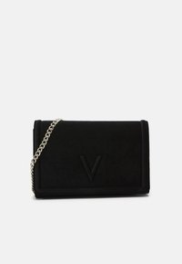 Svart mocka handväska med flikstängning, med en präglad bokstav "V" och en silverkedjeaxelrem. Rektangulär form med mjuk textur.