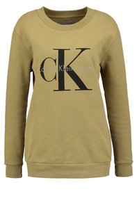 Felpa verde oliva a maniche lunghe, con polsini e orlo a costine. Presenta un grande logo nero "CK" e il testo "Calvin Klein Jeans" sul davanti.