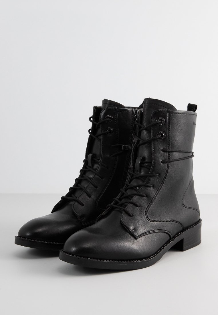 Czarne skórzane botki za kostkę z sznurowanym przodem, bocznym zamkiem błyskawicznym, okrągłym noskiem i warstwowym obcasem. Gładka tekstura z detalami w postaci przeszyć.