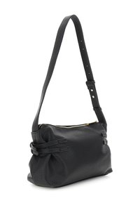 Borsa a spalla in pelle nera con texture, strap regolabile, chiusura con zip e cinturini decorativi laterali.
