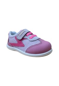 Zapatilla ligera para niños en malla rosa y gris. Cuenta con una tira de tela, superficie texturizada y suela de goma con acentos sutiles.