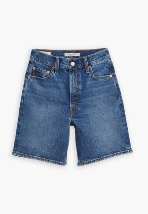 Shorts en denim dans un délavage bleu moyen, coupe droite, cinq poches, rivets en cuivre et détails de couture subtils sur la ceinture.
