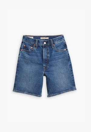 Shorts en denim dans un délavage bleu moyen, coupe droite, cinq poches, rivets en cuivre et détails de couture subtils sur la ceinture.