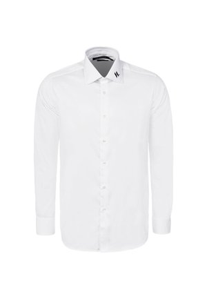 Hvid langærmet herreskjorte med spids krave, knaplukning foran og lille sort logo på venstre kravespids.