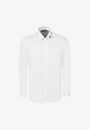 Hvid langærmet herreskjorte med spids krave, knaplukning foran og lille sort logo på venstre kravespids.