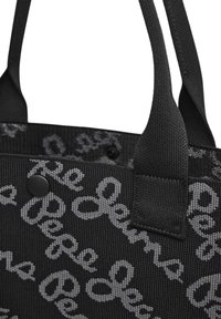 Zwarte tote bag van textuurstof, met een herhalend grijs schriftpatroon. Bevat zwarte handgrepen en een drukknoopsluiting.