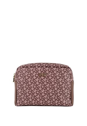 Bolso de maquillaje DKNY en tela marrón claro y estampada con una textura suave. Presenta un logo en tono dorado y cierre con cremallera. Detalles suaves en marrón.