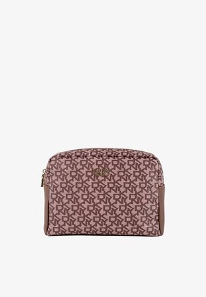 Bolso de maquillaje DKNY en tela marrón claro y estampada con una textura suave. Presenta un logo en tono dorado y cierre con cremallera. Detalles suaves en marrón.