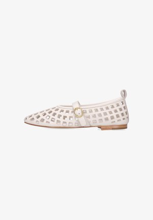 Zapato Mary Jane plano blanco con patrón de corte cuadrado, correa con hebilla dorada y suela de madera sobre fondo blanco.