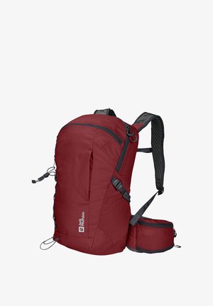 Sac à dos rouge avec une surface texturée, des bretelles réglables et une pochette inférieure amovible. Il comporte des fermetures éclair et des accents noirs.
