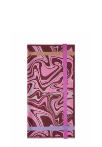 Carnet marbré avec un motif tourbillonnant en bordeaux et nuances de rose, présentant une bande en tissu rose et un accent marron. Texture douce.