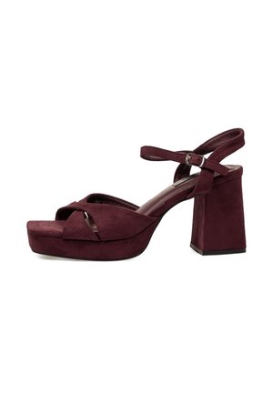 Tacones de plataforma de ante burdeos con un grueso tacón cuadrado, punta abierta y correas entrelazadas. Parte superior texturizada y plantilla suave.