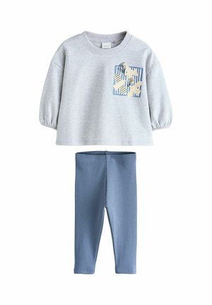 Svetlosivý top s dlhým rukávom s kvetinovým a geometrickým vzorom v kombinácii s jednofarebnými modrými rebrovanými legínami pre batoľatá.