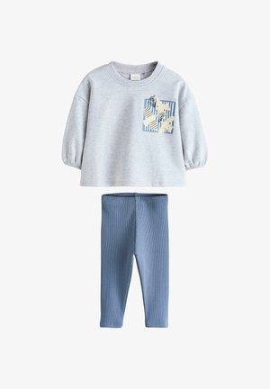 Bluză cu mâneci lungi, gri deschis, cu imprimeu floral și geometric, asortată cu colanți albastru uni, cu dungi, pentru copii mici.