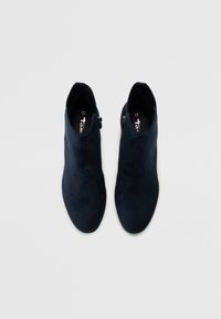 Tamno plave antilop gležnjače s glatkom teksturom, bočni zatvarač i zaobljenim vrhom, veličina 37.