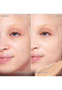 Fond de teint en teinte Neige appliqué sur le visage du modèle avec une texture de peau naturelle. Avant (gauche) montre l'absence de fond de teint ; après (droite), le teint apparaît uniformément tonifié.