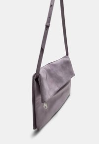 Borsa a tracolla in pelle grigio-viola con design a pattina, chiusura con zip e tracolla sottile regolabile. Texture liscia e aspetto minimalista.
