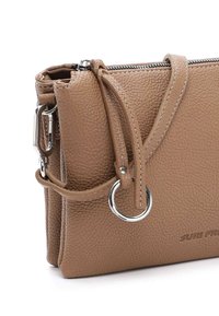 Borsa a mano in pelle texture tan con hardware argentato, chiusura con zip e tracolla staccabile. Presenta il logo del marchio impresso su un lato.