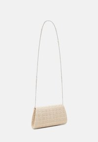 Petit sac à main rectangulaire en tweed beige avec une longue chaîne fine argentée, présenté sur un fond blanc.