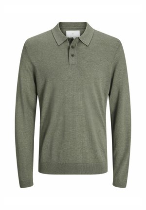 Polo-shirt à manches longues vert olive en tissu doux ; il présente un col classique, une patte de boutonnage à trois boutons, et des poignets et un ourlet côtelés.