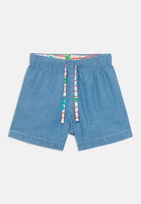 Denim shorts med elastisk midjebånd og snor. Blåfarge med et mønstrete fôr som har striper og tropiske blader.