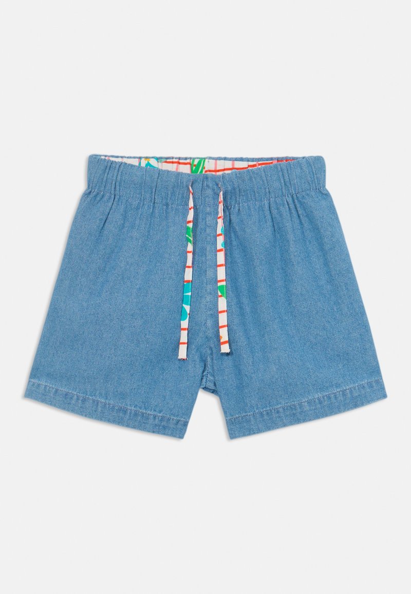Τζιν σορτς με ελαστική μέση και κορδόνι. Μπλε χρώμα με επένδυση εσωτερικά που έχει σχέδιο με ρίγες και τροπικά φύλλα.