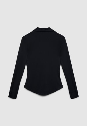 Chemise noire à manches longues avec col cranté, tissu lisse, coupe ajustée et poignets à boutons. Ourlet droit à l'arrière.
