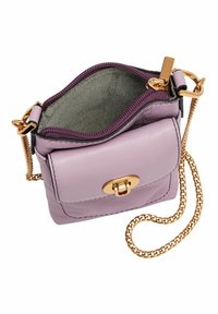 Sac de crossbody en cuir violet avec une bandoulière en chaîne dorée, doté d'une fermeture zippée et d'une petite poche avant avec rabat et fermoir doré.