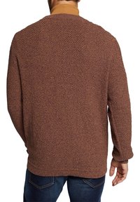 Brauner strukturierter Strickpullover mit Rundhalsausschnitt und langen Ärmeln, mit geripptem Saum und Bündchen, getragen über blauen Jeans.