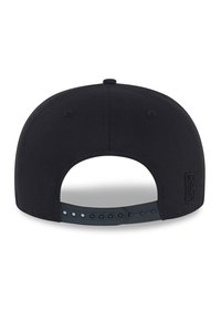 Gorra negra con un diseño estructurado y un cierre de plástico tipo snapback. Presenta un logotipo tejido en un lado y una textura de tela suave.