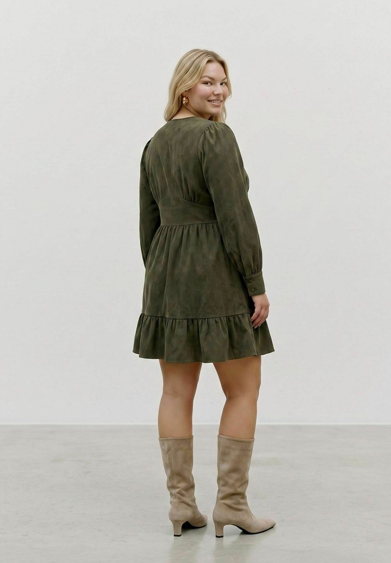 vero moda olive green dress Curve PEPLUM VMCELLY SHORT DRESS - Shirt dress - forest night/dark Shirt dress